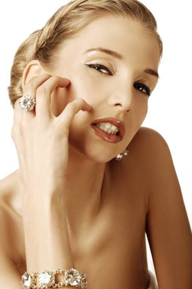 Makeup: Kyra Tazi 465