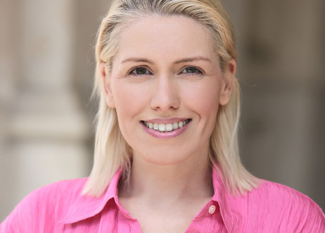 Model: Nadine 111099