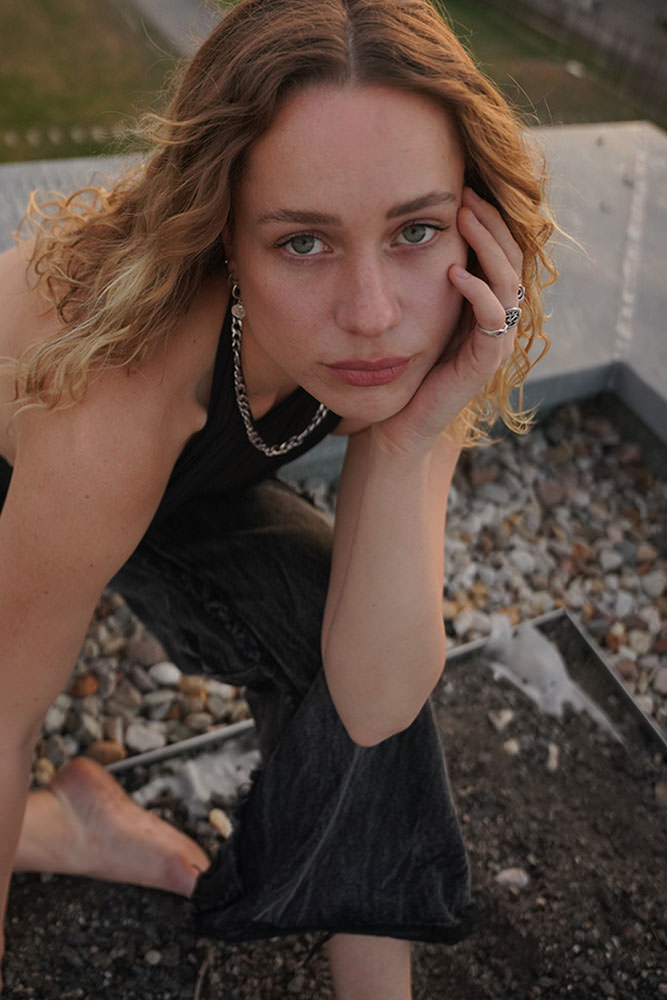 Model: Laura Julie 103847