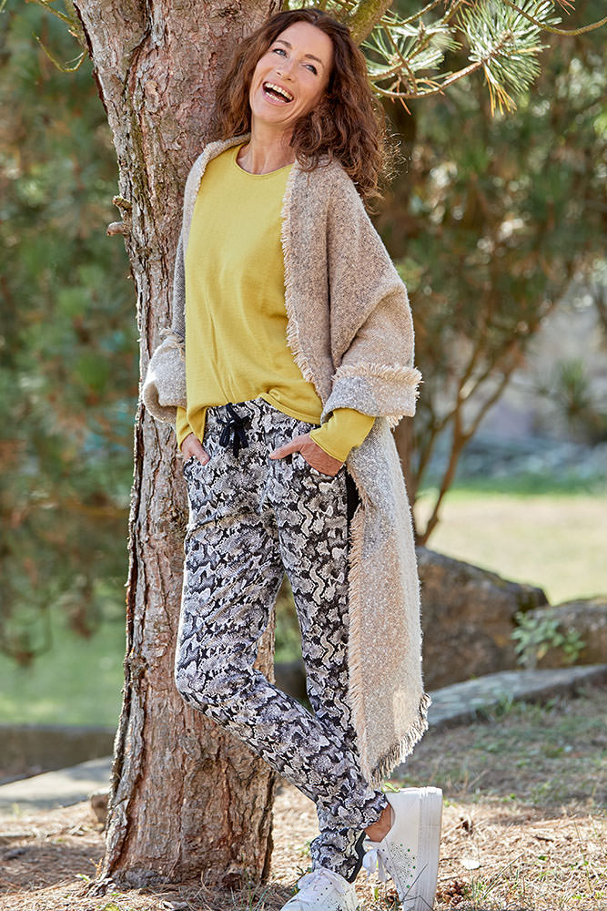 Model: Manuela 76000
